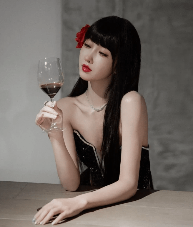 气质女人拿酒杯图片图片