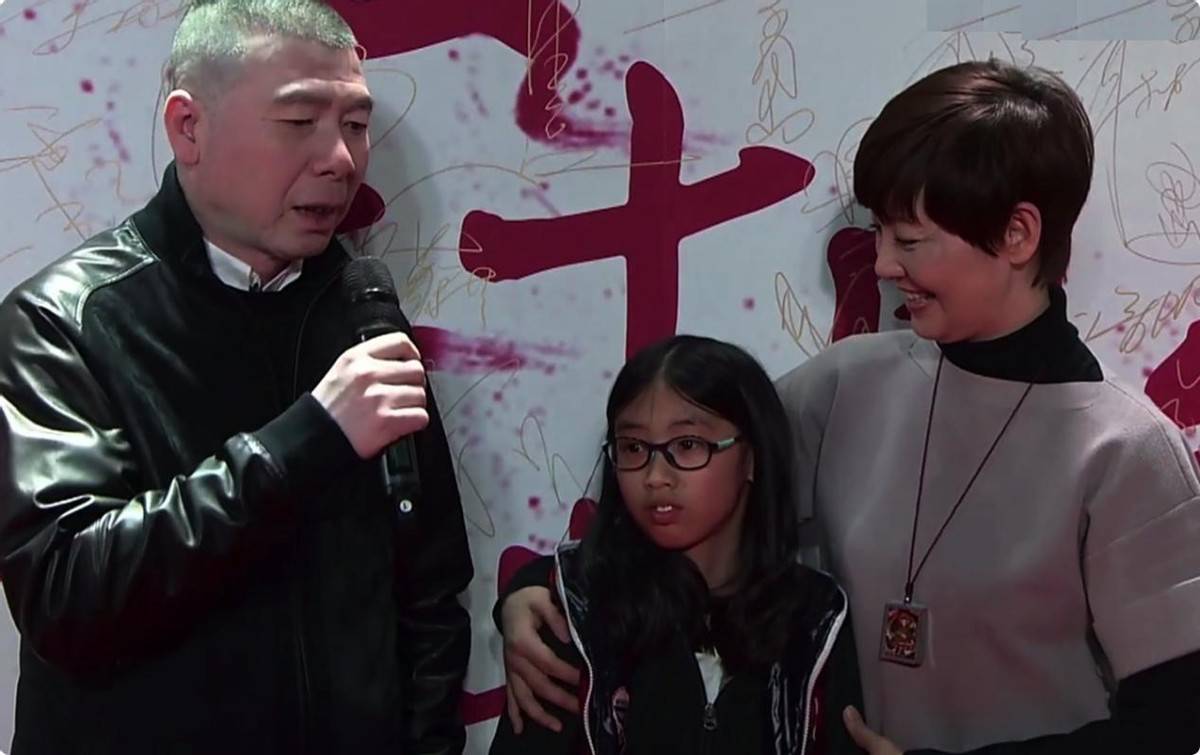 完美避开父母长相,冯小刚女儿办画展,五官精致撞脸虞书欣_徐朵_徐帆