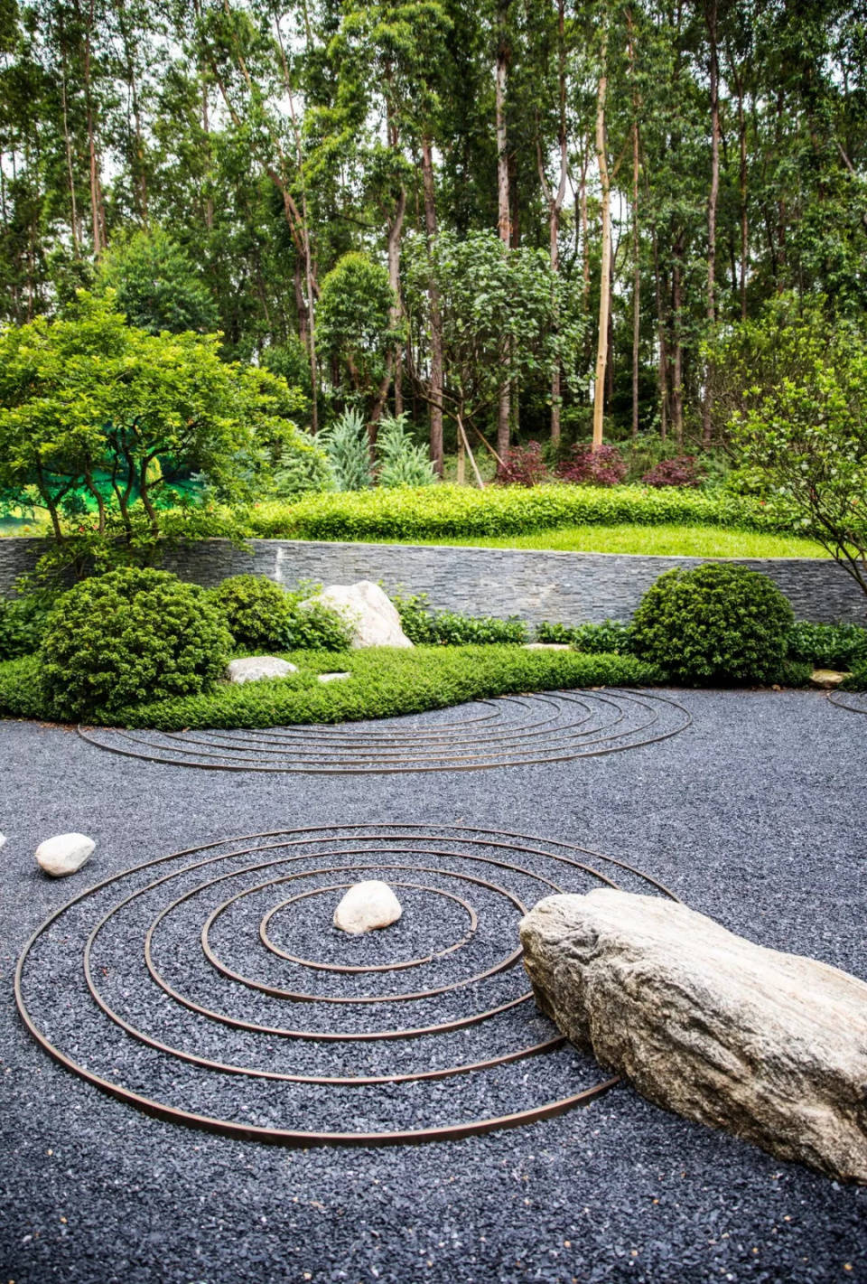 砾石园林景观的优点包括:1.