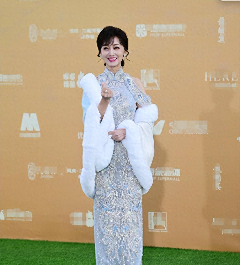 70岁赵雅芝放弃"装嫩",身着旗袍,脚踩恨天高,优雅自信引人羡_气质