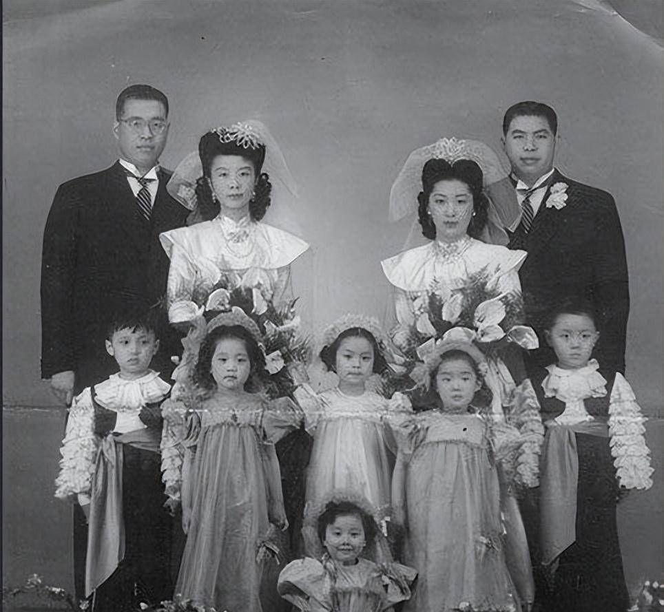 1947年杜月笙的两位公子杜维翰,杜维宁与各自新婚妻子的合影在杜月笙