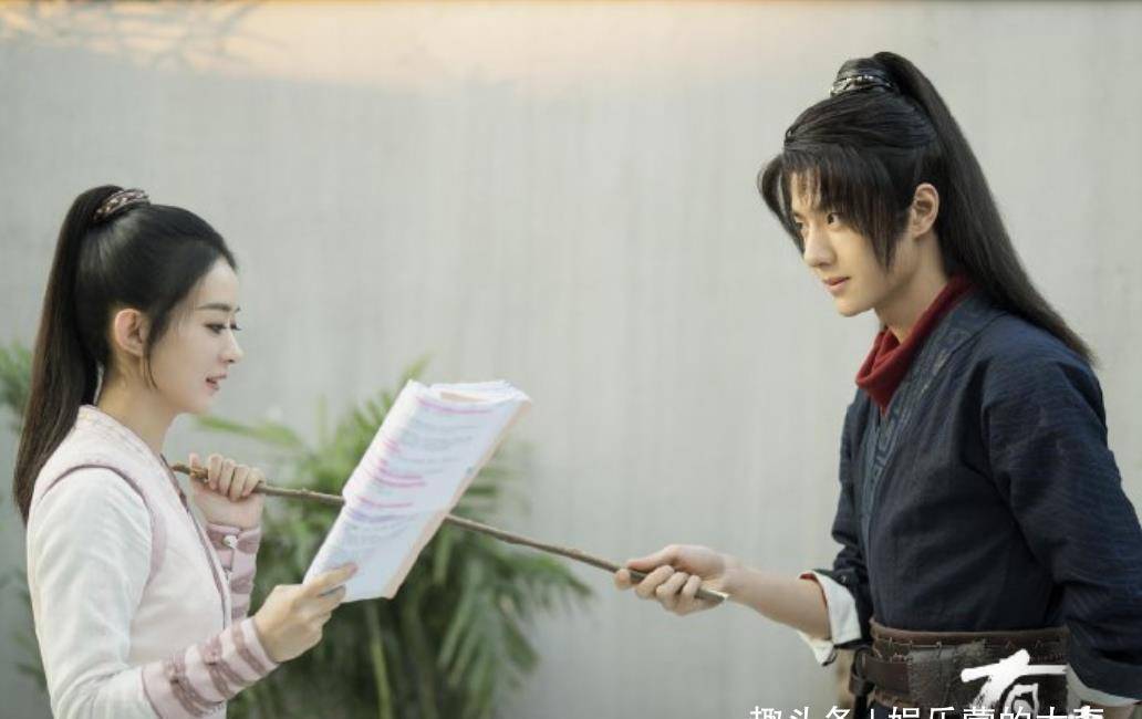 《有翡》片场花絮照流出,赵丽颖一脸认真,王一博眼神"开车"_剧照_董璇