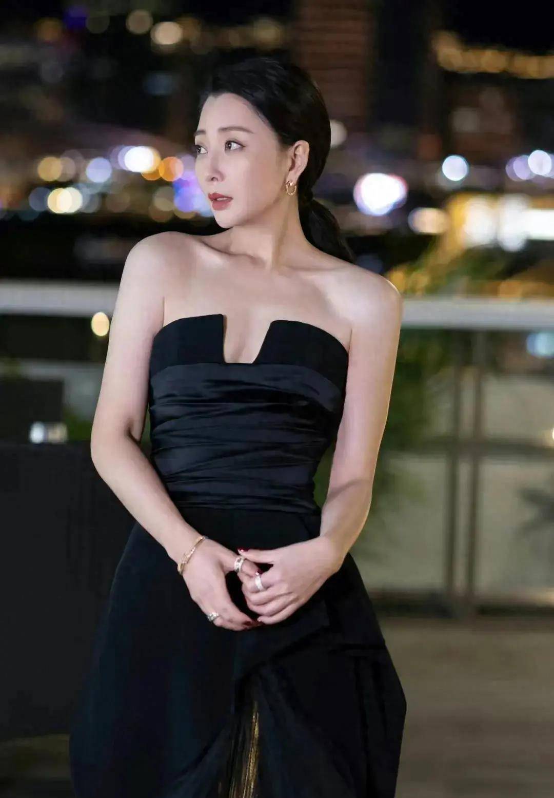 殷桃亮相金鸡奖红毯,深v字露背黑裙,性感宽松迷人_表演_造型_魅力