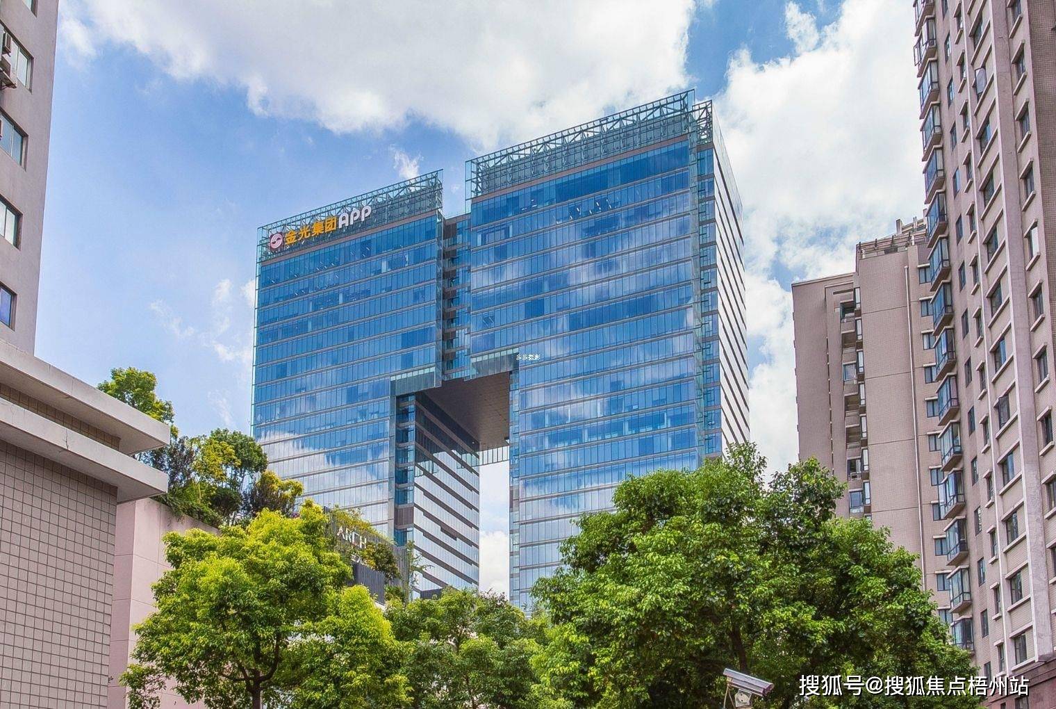 上海金虹桥国际中心共享办公办公室租赁上海租写字楼工位出租