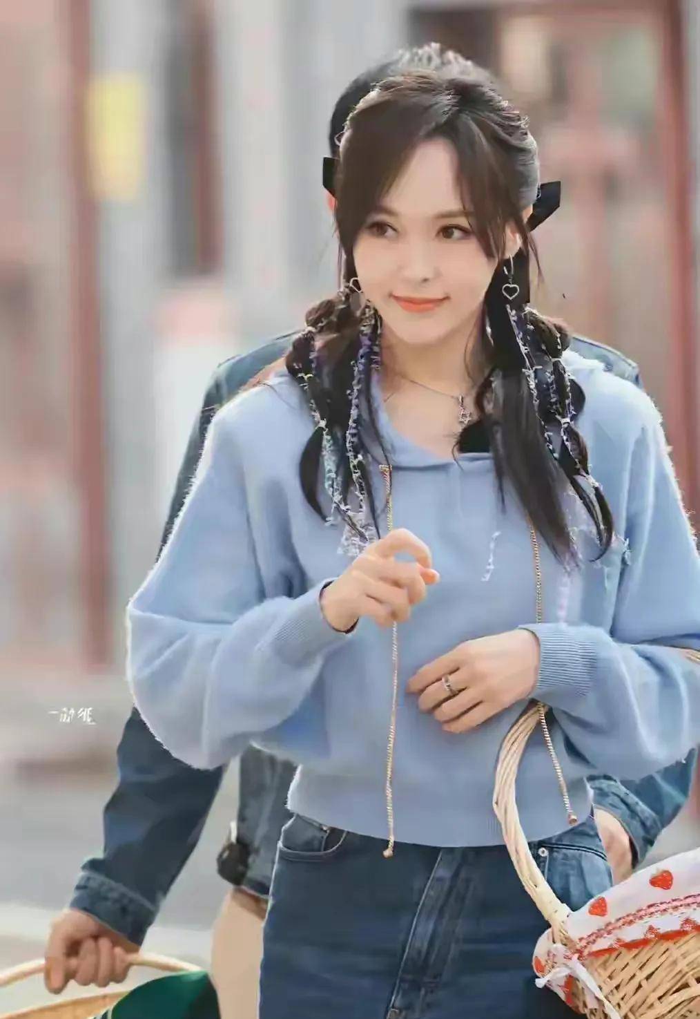 唐嫣真是越活越年轻,他的"学生服"造型太美了_生活_售价_蓝色