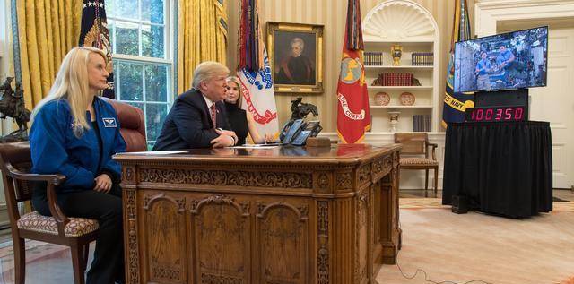 这艘船在北冰洋上漂流了1900公里,最后成了美国总统的办公桌