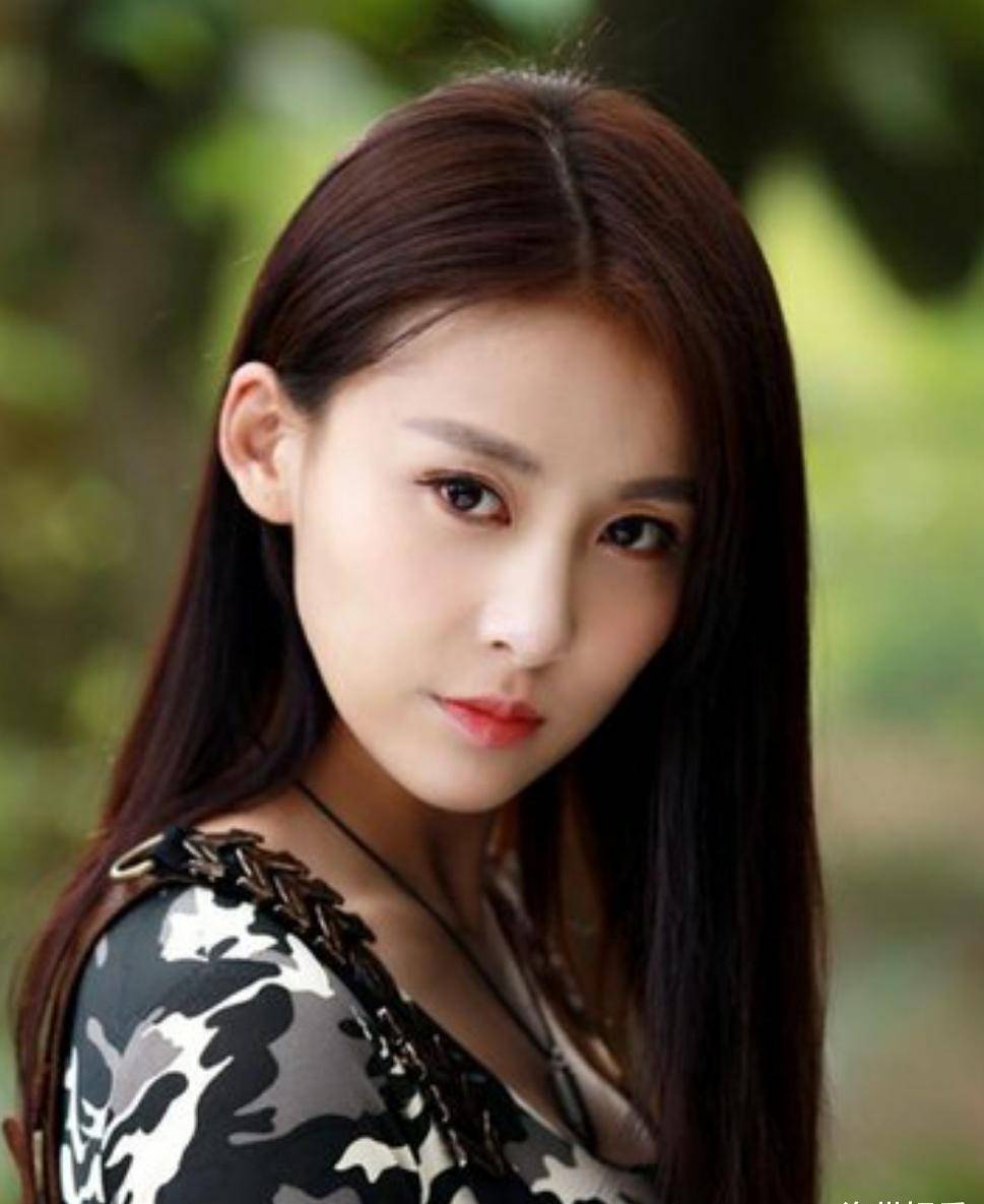 过气演员想火想疯还是愚昧无知,贾青马路上拍照被交警批评,删文道歉