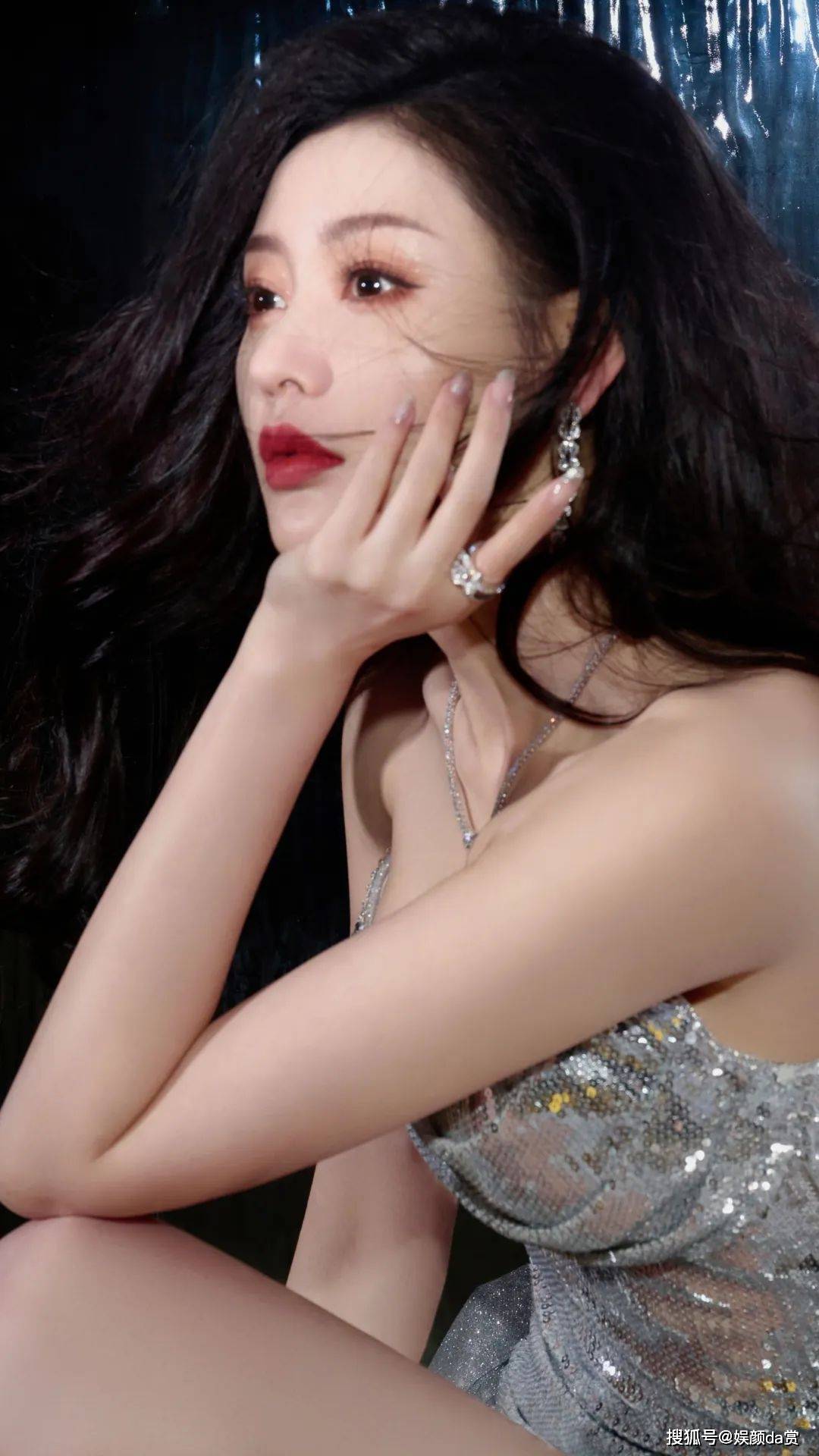 【张天爱惊艳写真】银色亮片高叉裙,香肩美背长腿,费加罗盛典_造型_爱