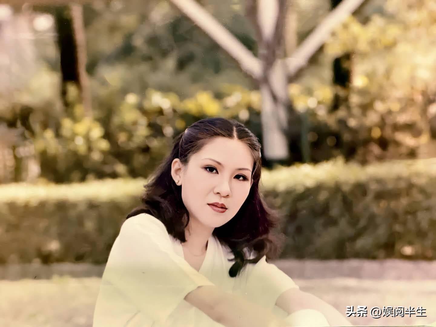 杨钧钧不管是在当年还是在现在,都算不得好看,身材什么的就更别说了