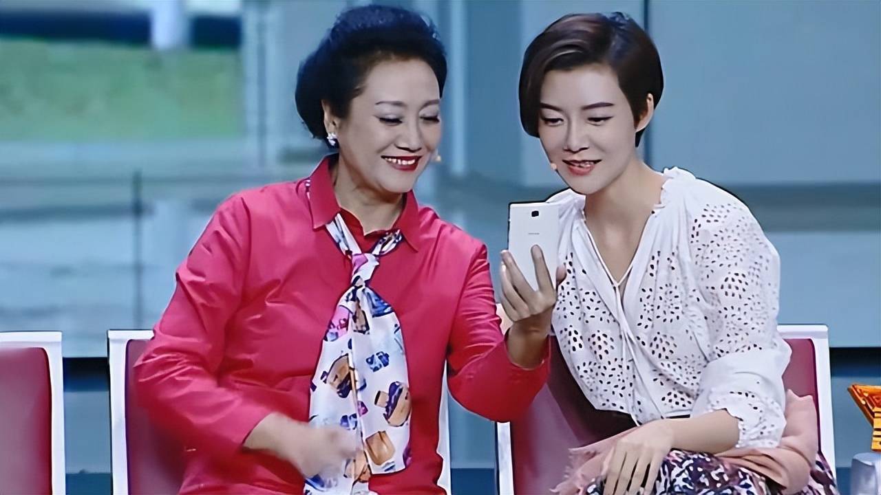 车晓为母亲王丽云庆70大寿,喝茅台吃榴莲蛋糕,前夫车晓彤送玫瑰_生日