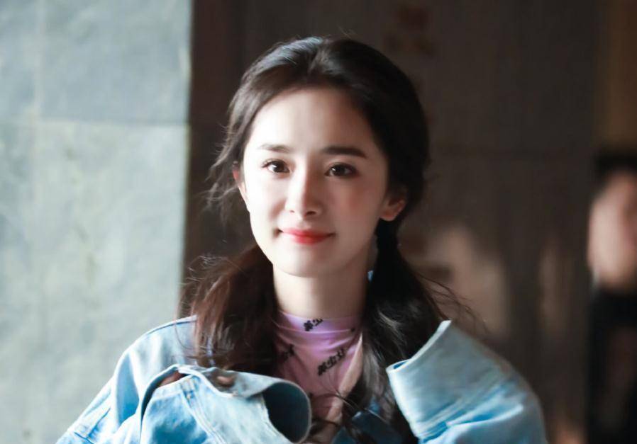 杨幂舍弃"少女风",新杂志花絮变了气质,35岁状态让人看愣_时尚_年龄