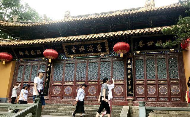 在普陀山,對外時尚的寺廟一共有4大寺,43所庵院.