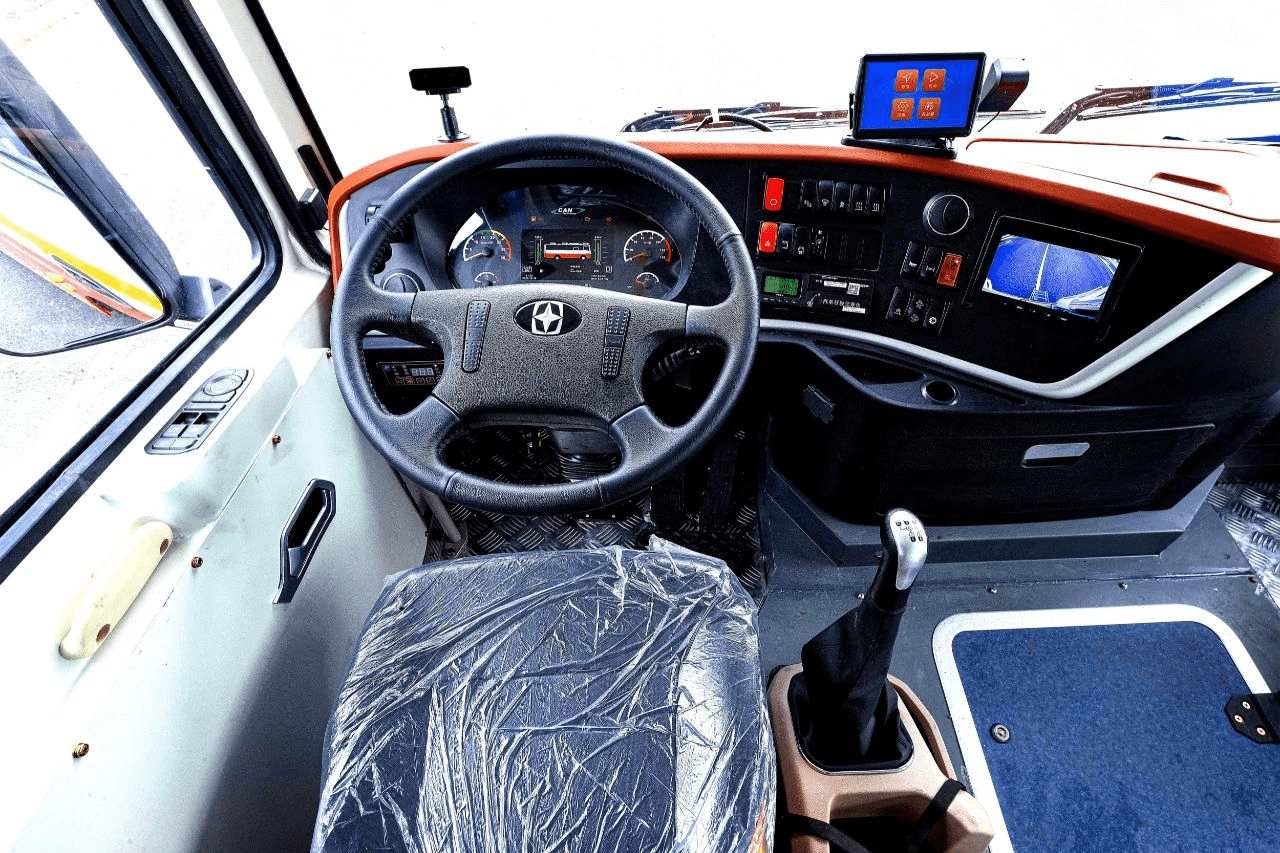 按客车驾驶区布置驾驶区采用豪华大巴环抱一体式驾驶台,分区合理,各