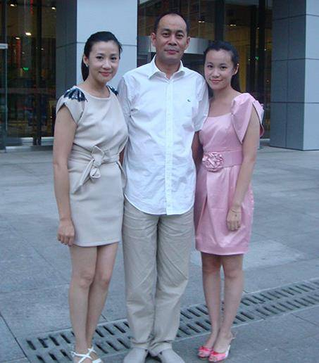 她的爸爸是张光北,母亲是陈炜.