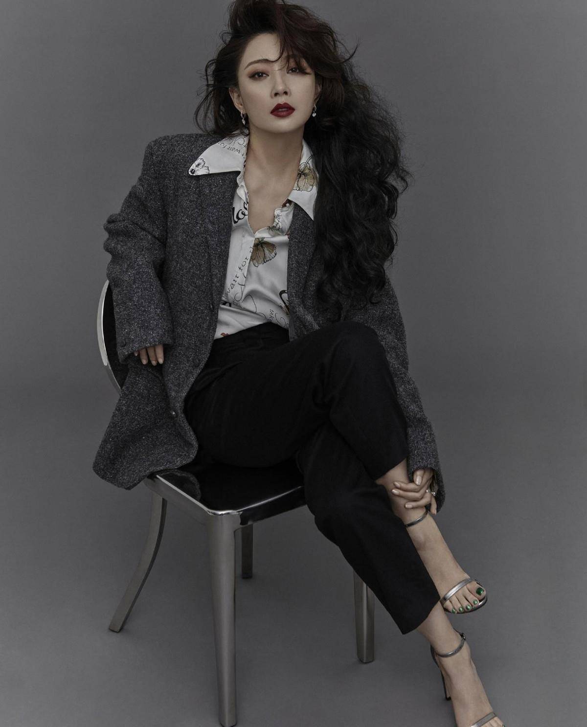 殷桃的身材也太美了吧,穿吊带在海边拍照,哪像40多岁的人啊_女性_西装