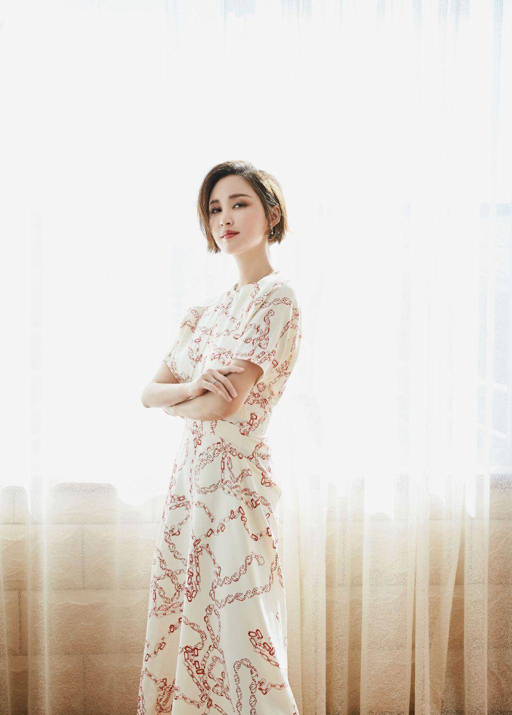 张歆艺真的瘦了,穿背带裤凹出小蛮腰,双腿更是纤细抢镜_时尚_身材