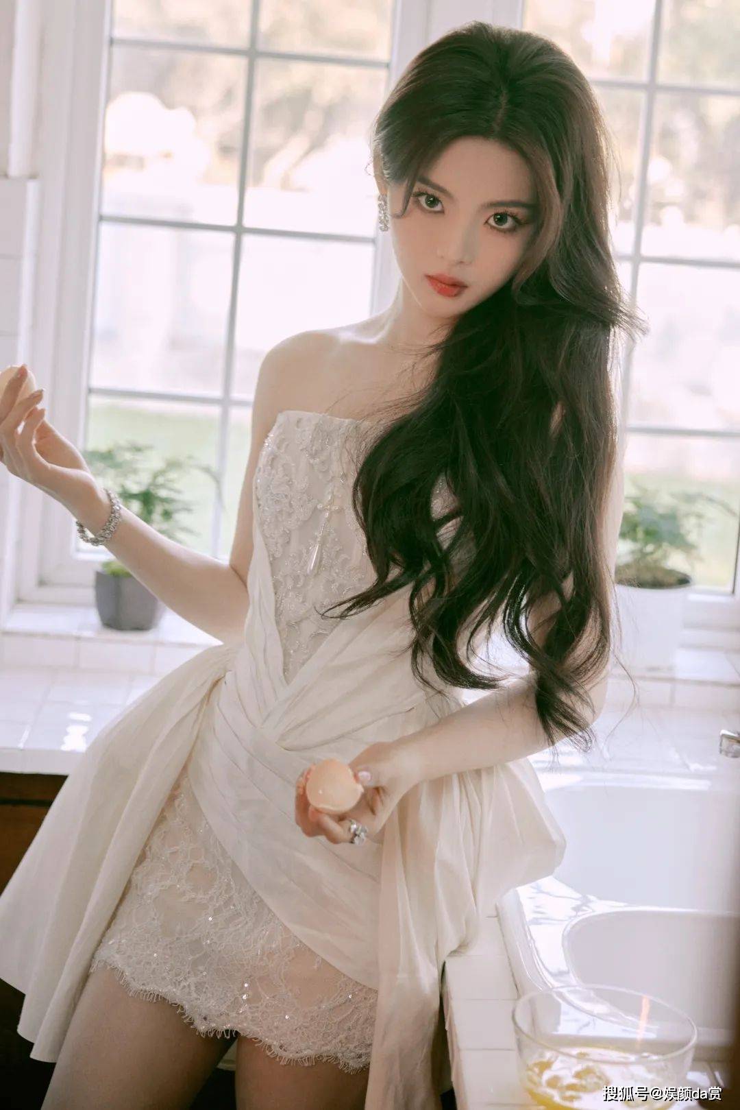 【杨超越惊艳写真】白色抹胸短裙,清纯性感,一朵曼妙的茉莉花