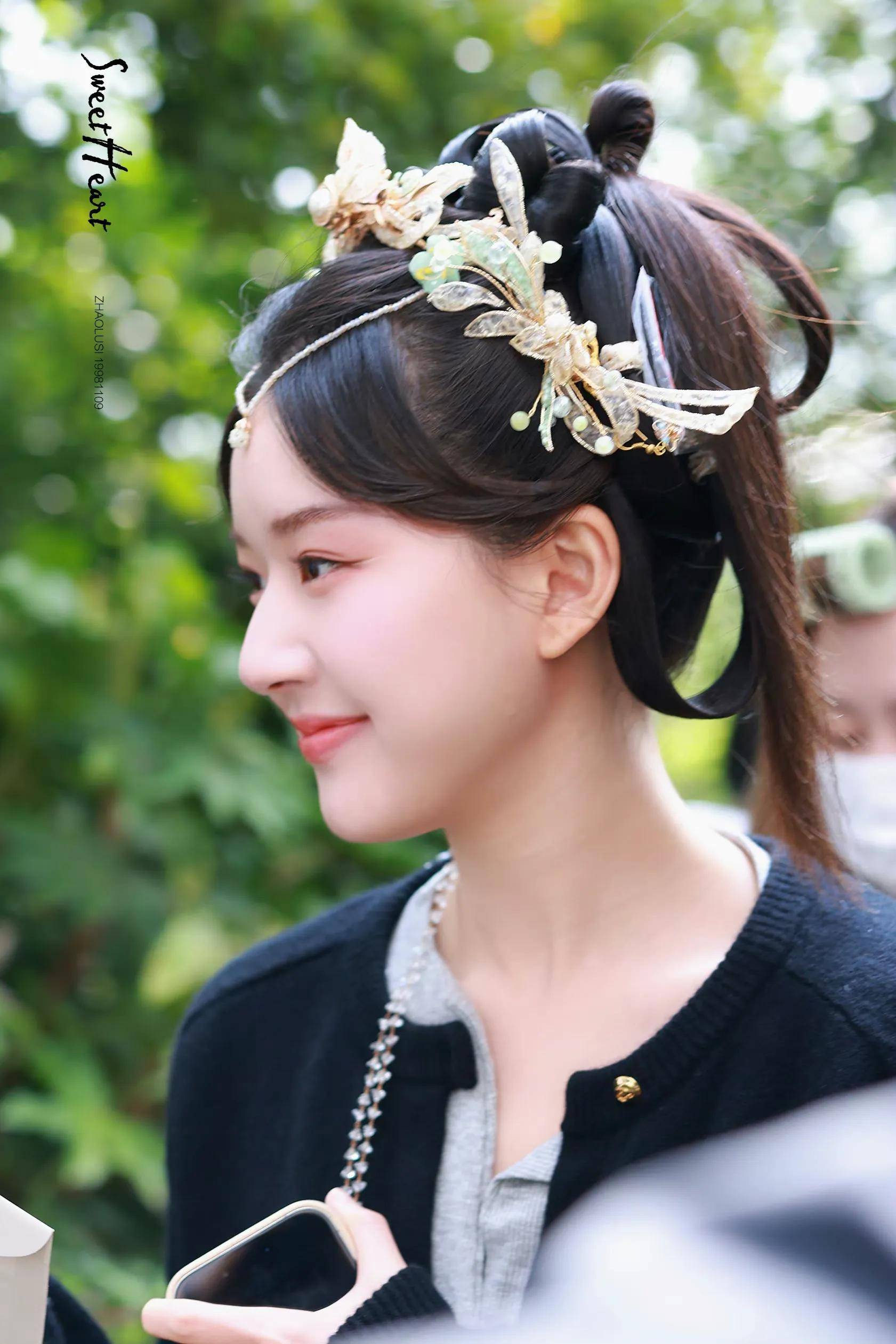 赵露思《神隐》杀青照,上镜脸上肉肉还是不少,这个仙女挺健康_因为