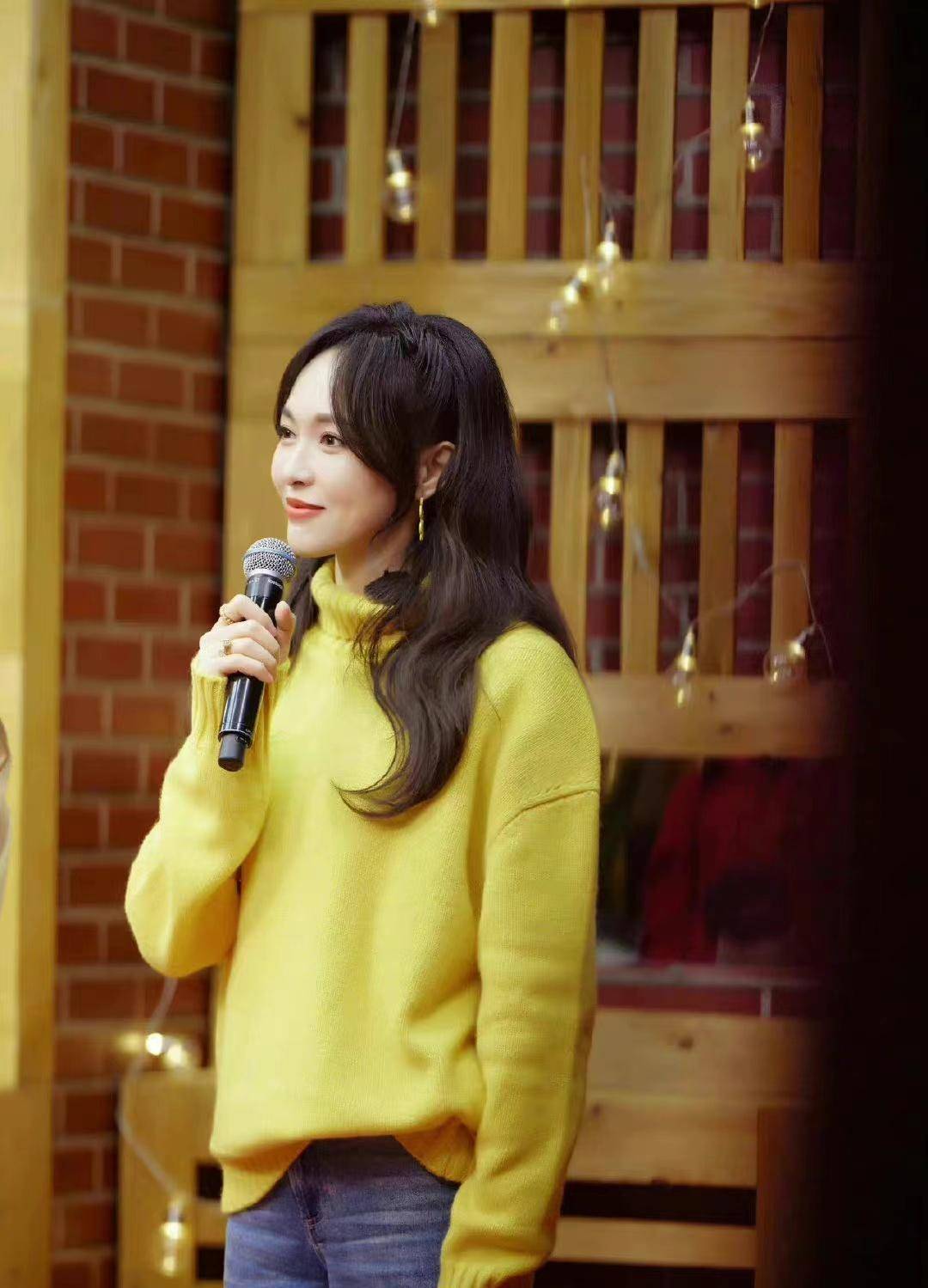 百变风格唐嫣,一袭灰白外套搭配黄色毛衣和牛仔裤,休闲俏皮减龄_时尚