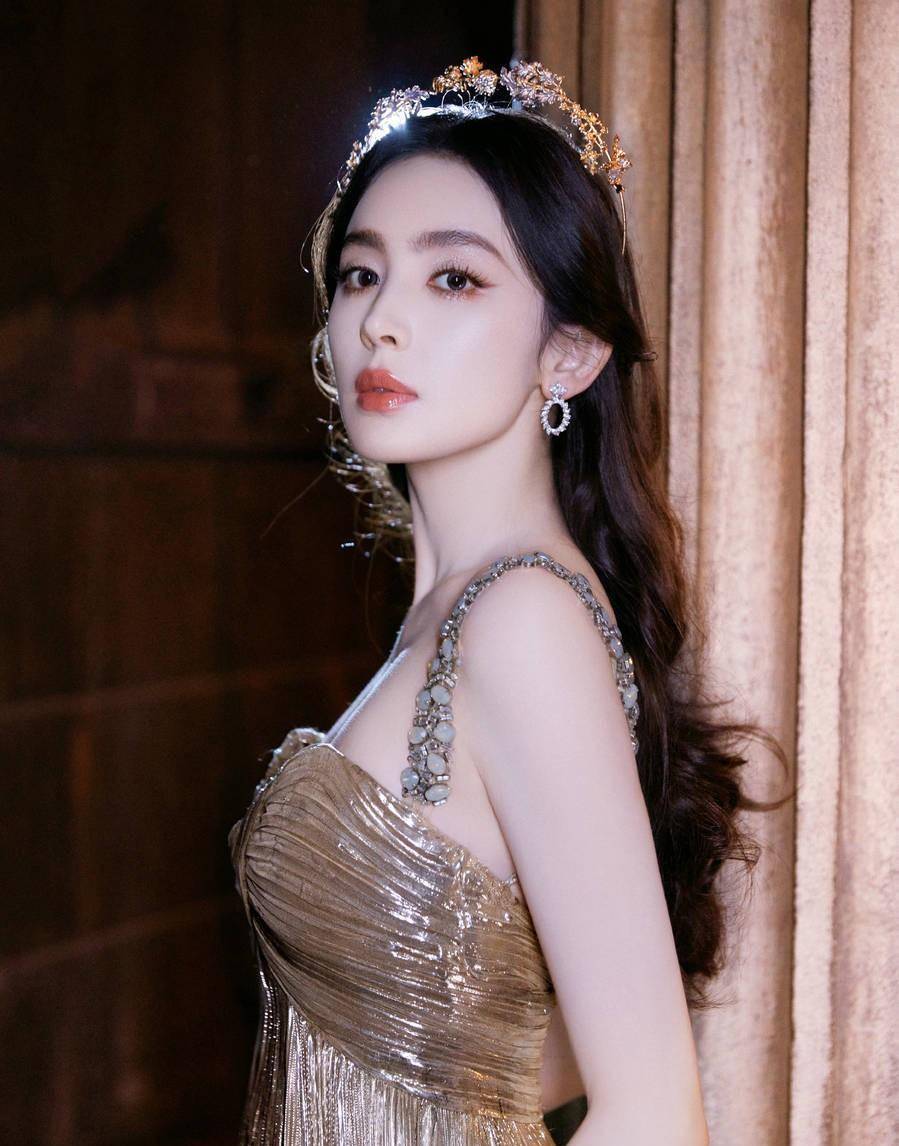 娜扎维纳斯女神的风格,诱人的事业和绝美的美貌_古力娜扎_裙子_镀金