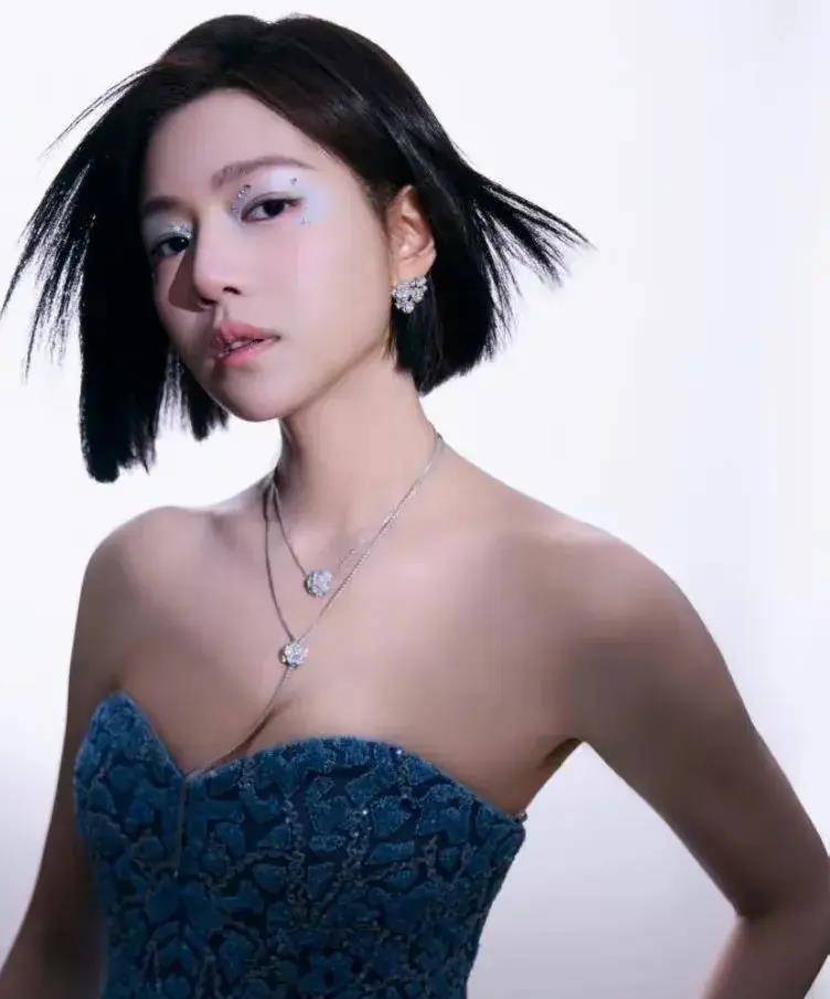 "陈妍希的短发造型不仅让他更加时尚,而且凸显了他精致的五官和干练