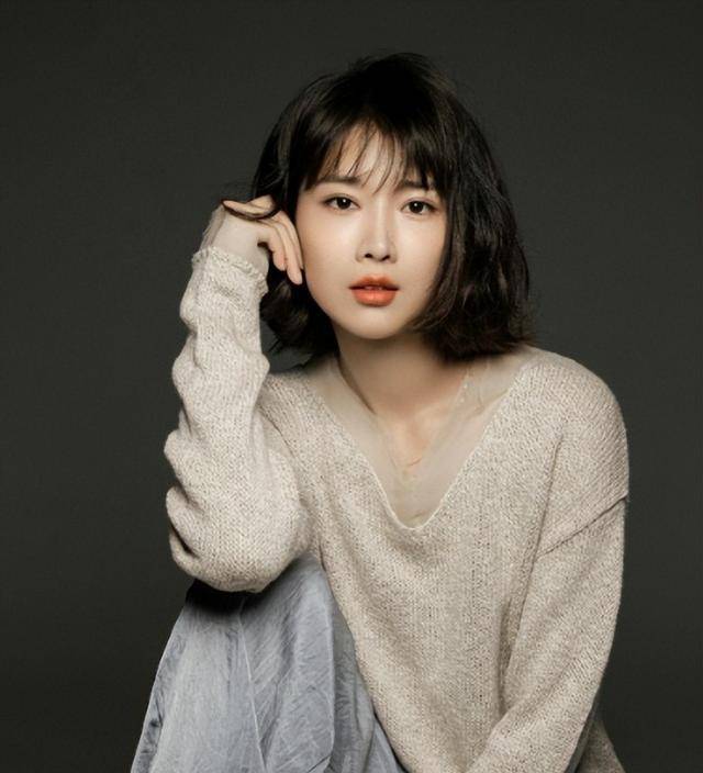 演员奚望:在继父刘之冰支持下离婚,带着女儿的她,现在怎样了?