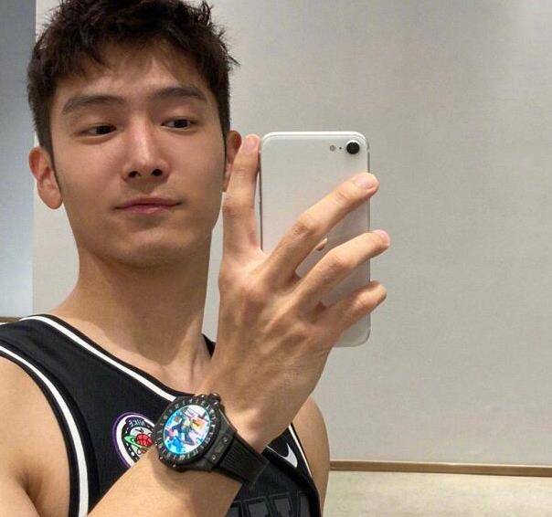 就成为了一个"健身狂魔",健身对身体的改变是很大的,盛一伦就从原来的