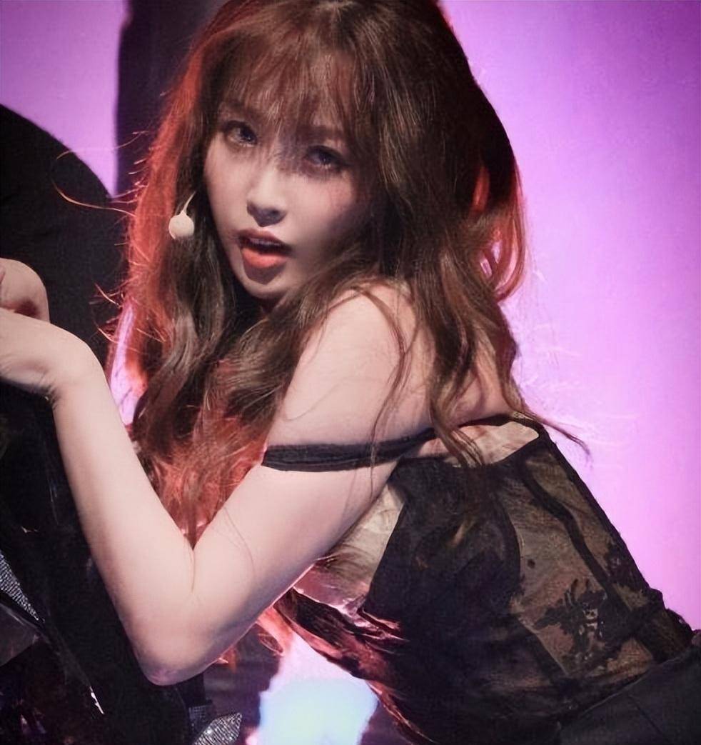 虞书欣内衣外穿超火辣 黑丝内衣包裹住酥胸太大胆 够潮流还是太低俗