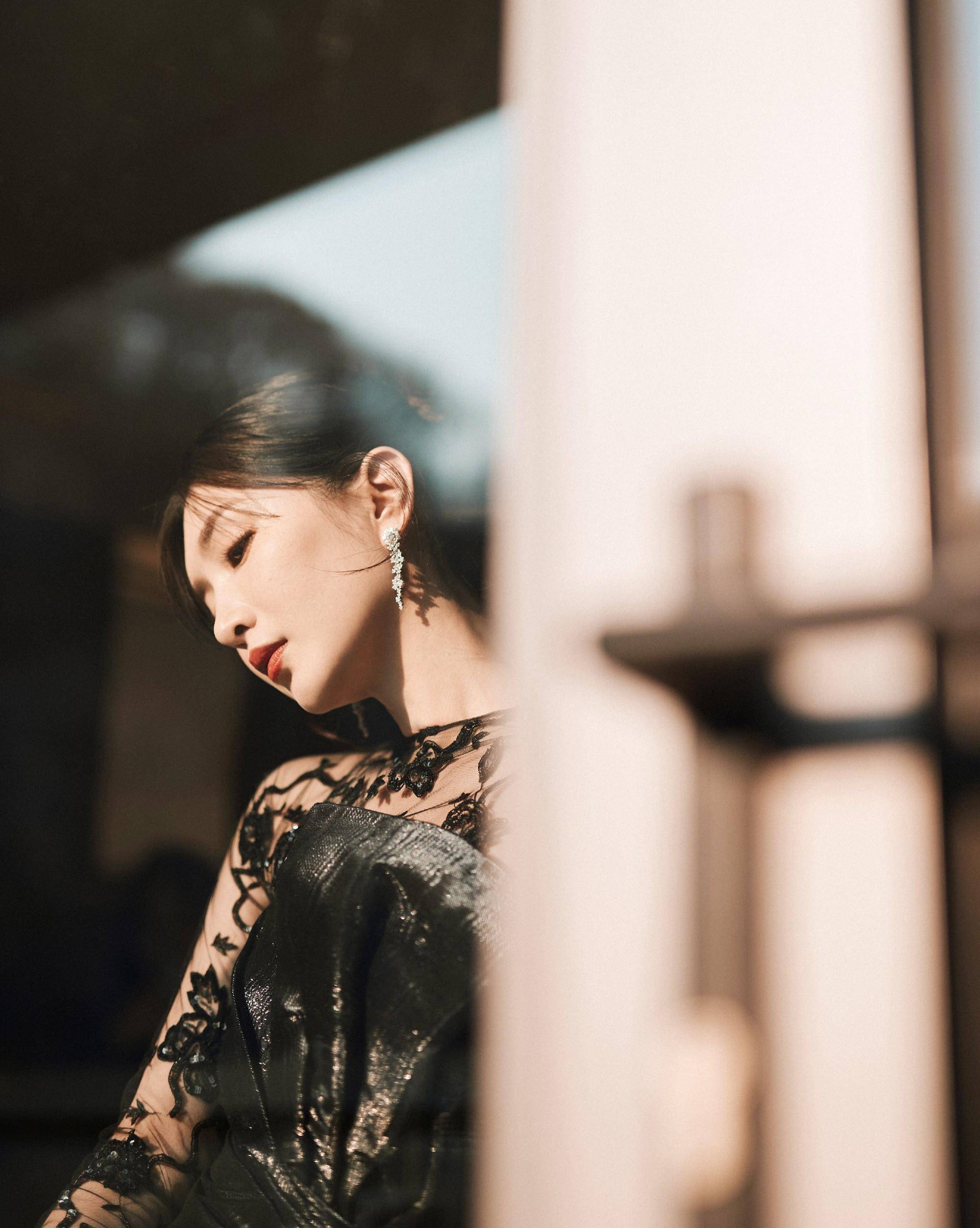 江疏影美照曝光,她盘发穿透视黑裙,纤细美腿太撩人了