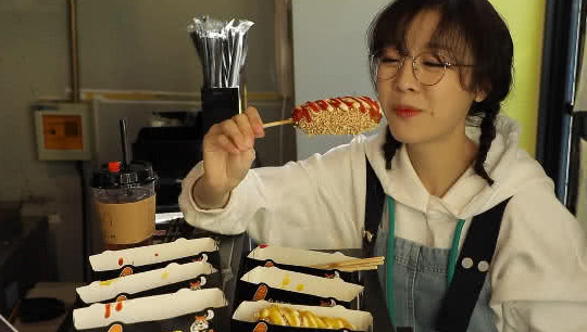 大胃王挑战20根网红"芝士热狗"吃到根本停不下来,结账时愣住了_直播