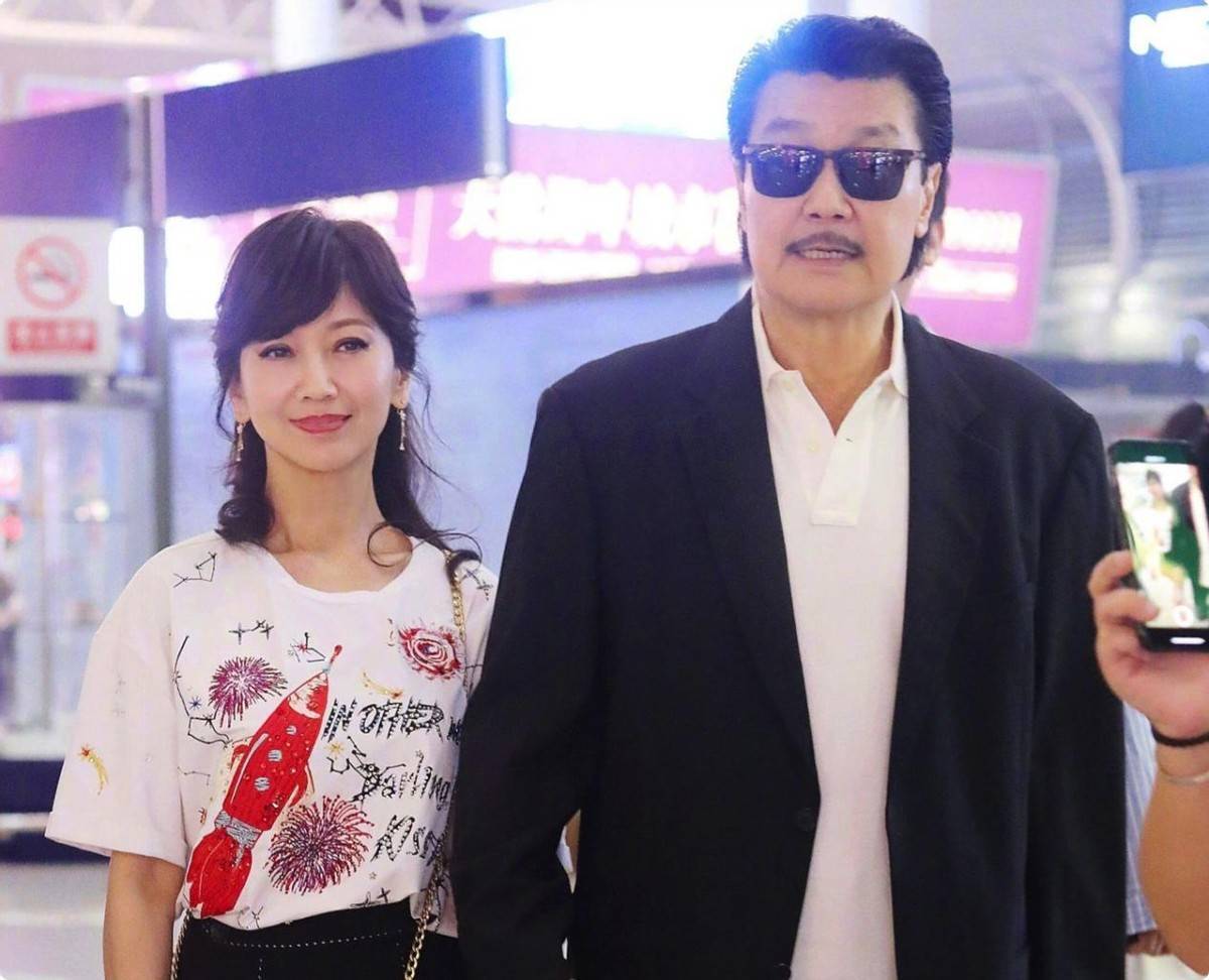 虽然赵雅芝是二婚,但并不妨碍黄锦燊对她宠爱有加,将她视为掌上明珠.