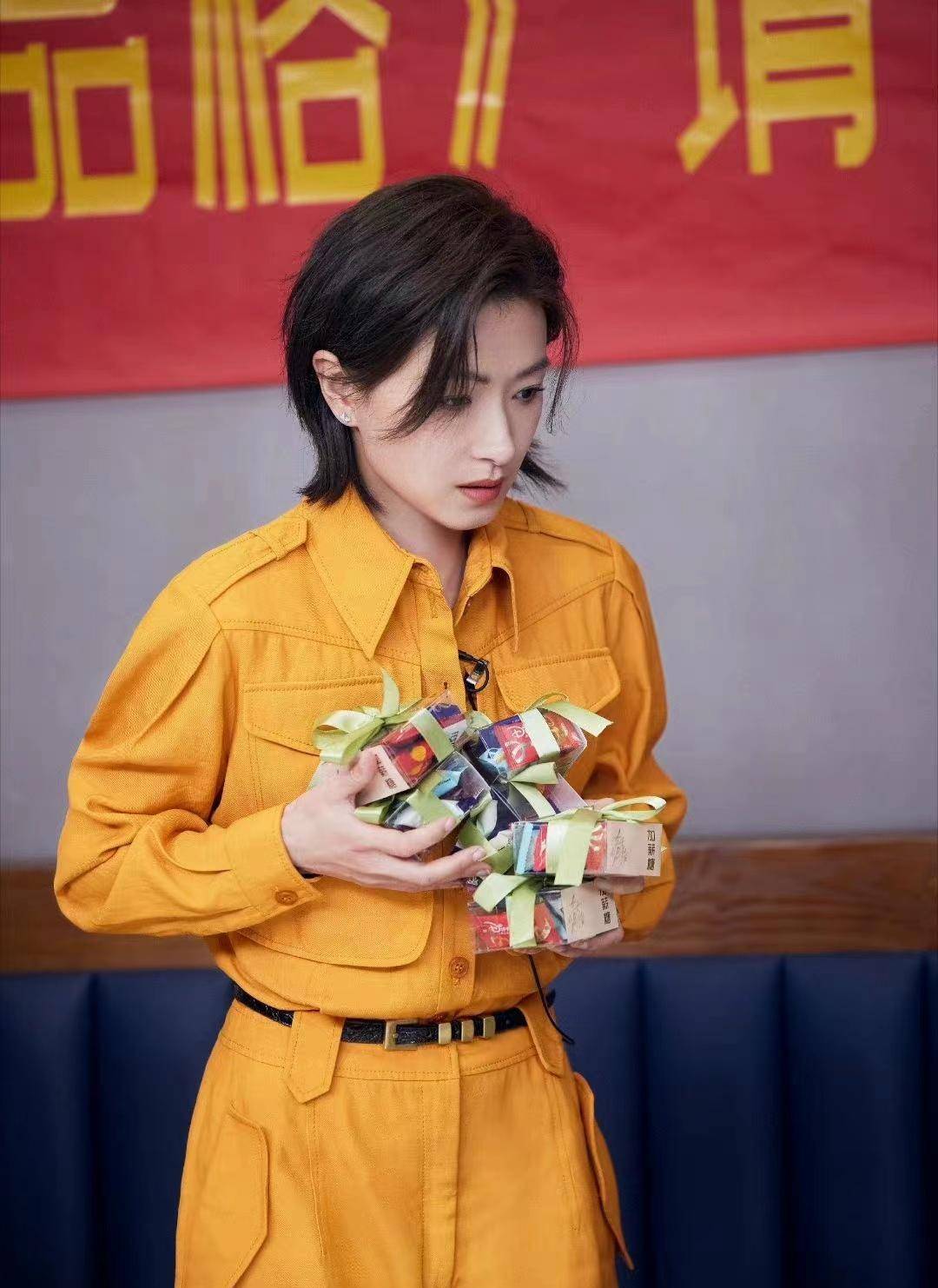 万茜活动造型好抢眼,一身橘色工装配短发,又美又飒!_时尚_身材_橙色