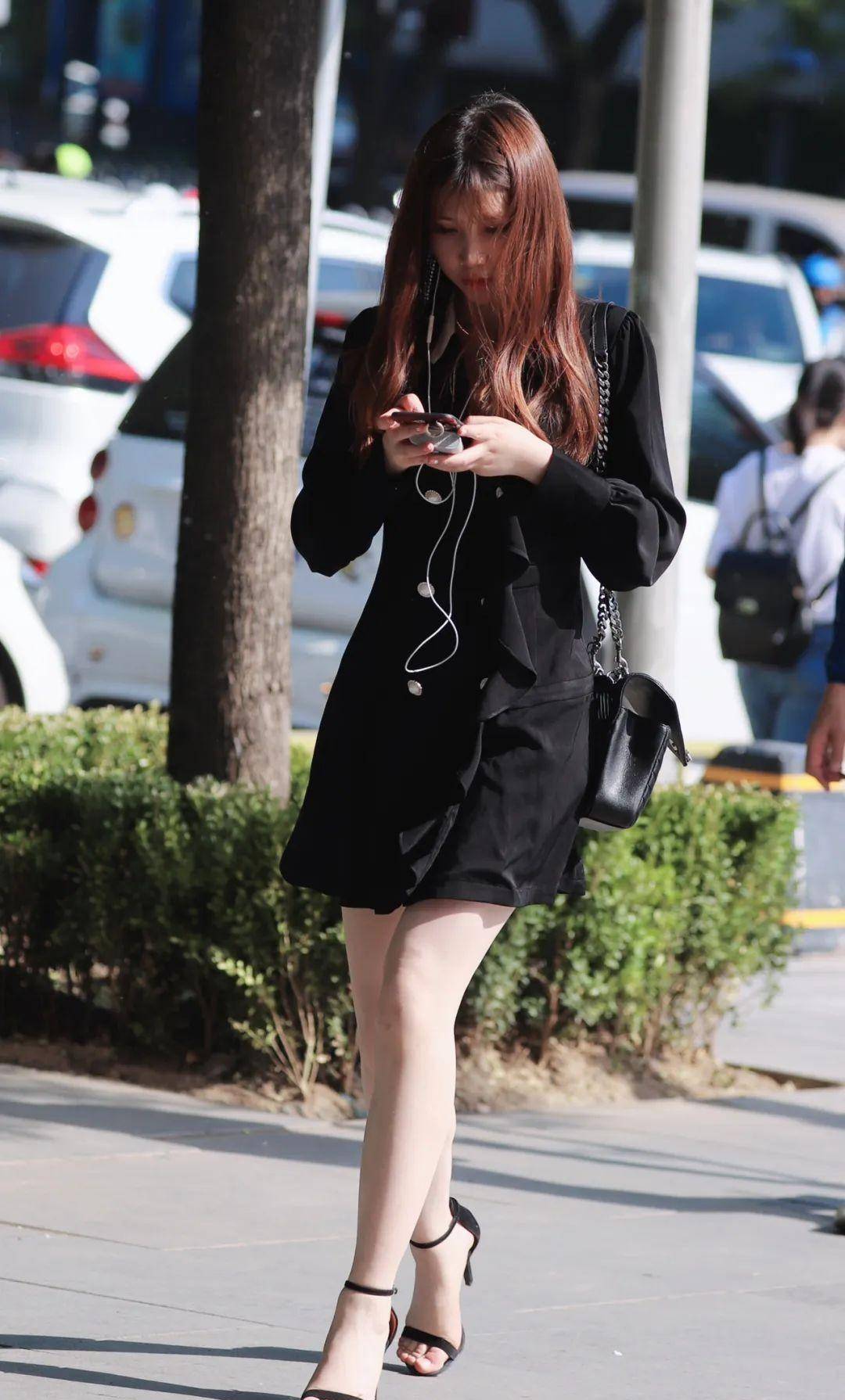 时尚"街拍":看这里!三里屯时尚女孩街头上演造型秀!_魅力_吊带_连衣裙