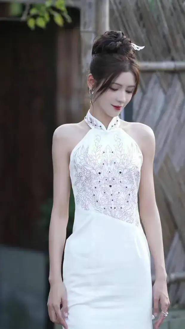 张予曦一袭白色旗袍显得十分惊艳,身材清新高贵又曼妙