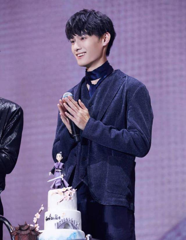 而汪卓成也将江澄尴尬,痛苦,矛盾的表情演绎得栩栩如生.