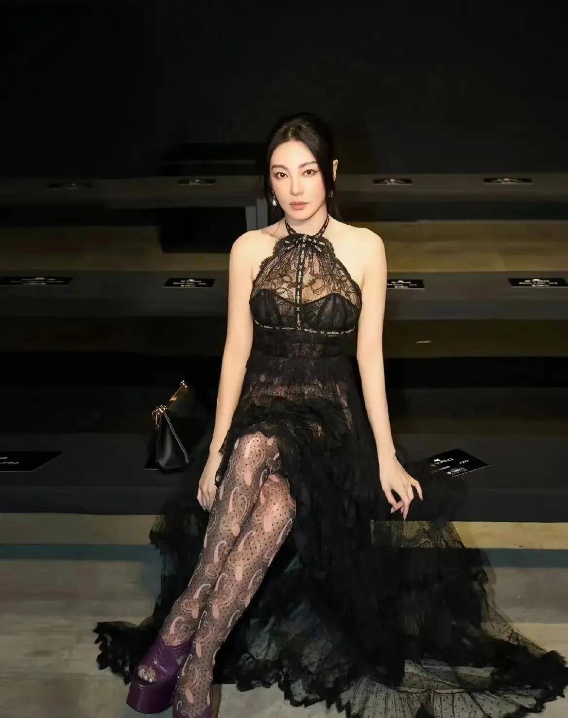 张雨绮米兰时装周黑色蕾丝裙造型引发热议!_魅力_时尚_马尾