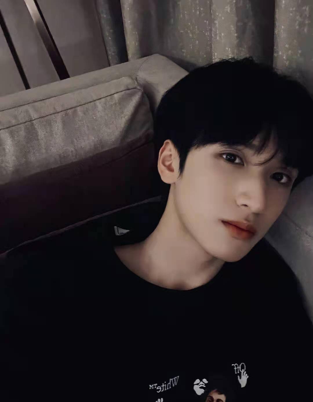 严浩翔被私生粉围堵在车内,敲窗回击粉丝,这个行为太敢了_非法_照片