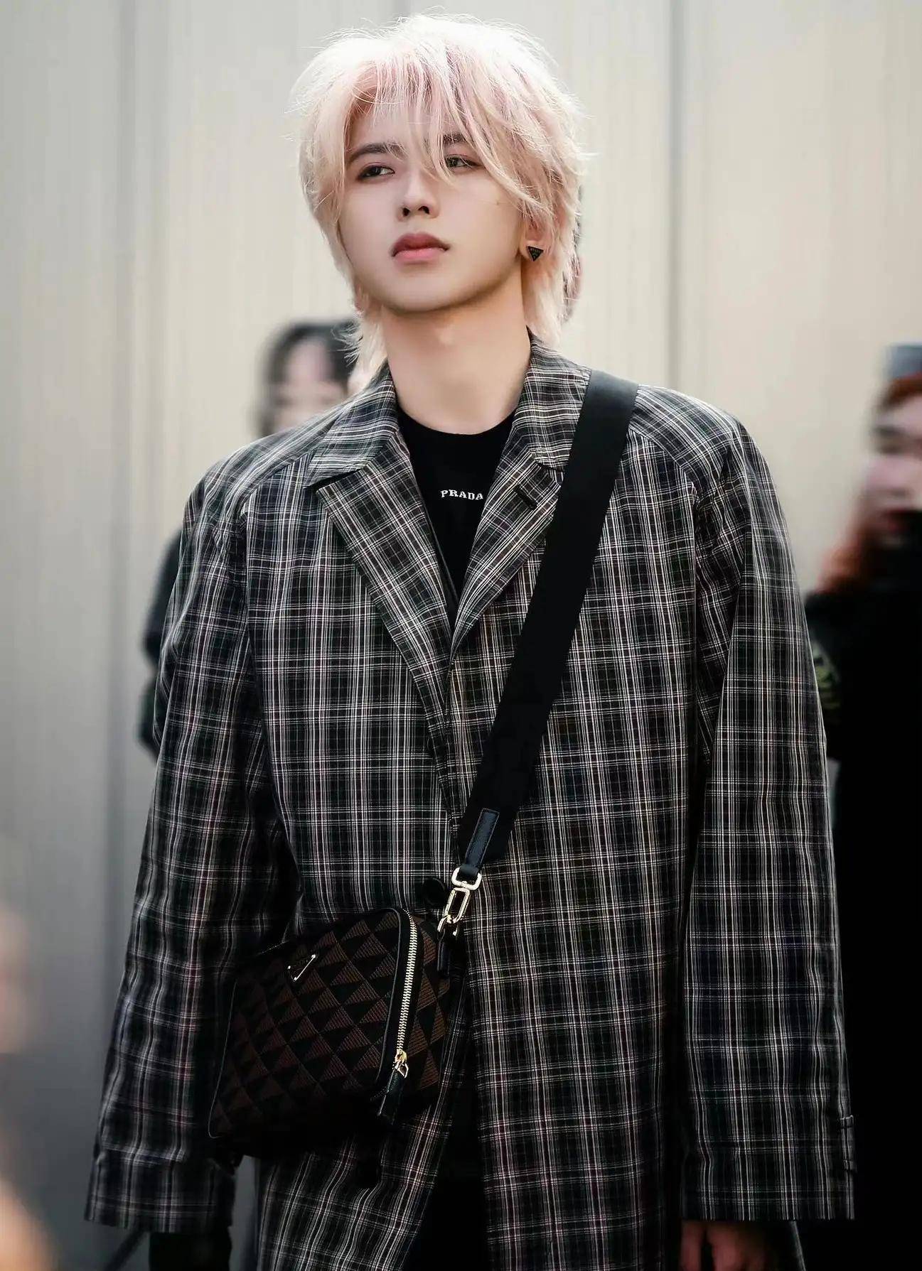 蔡徐坤 肖战 程潇 宋雨琦 刘涛 张嘉倪等米兰时装周秀场造型 时尚感绝