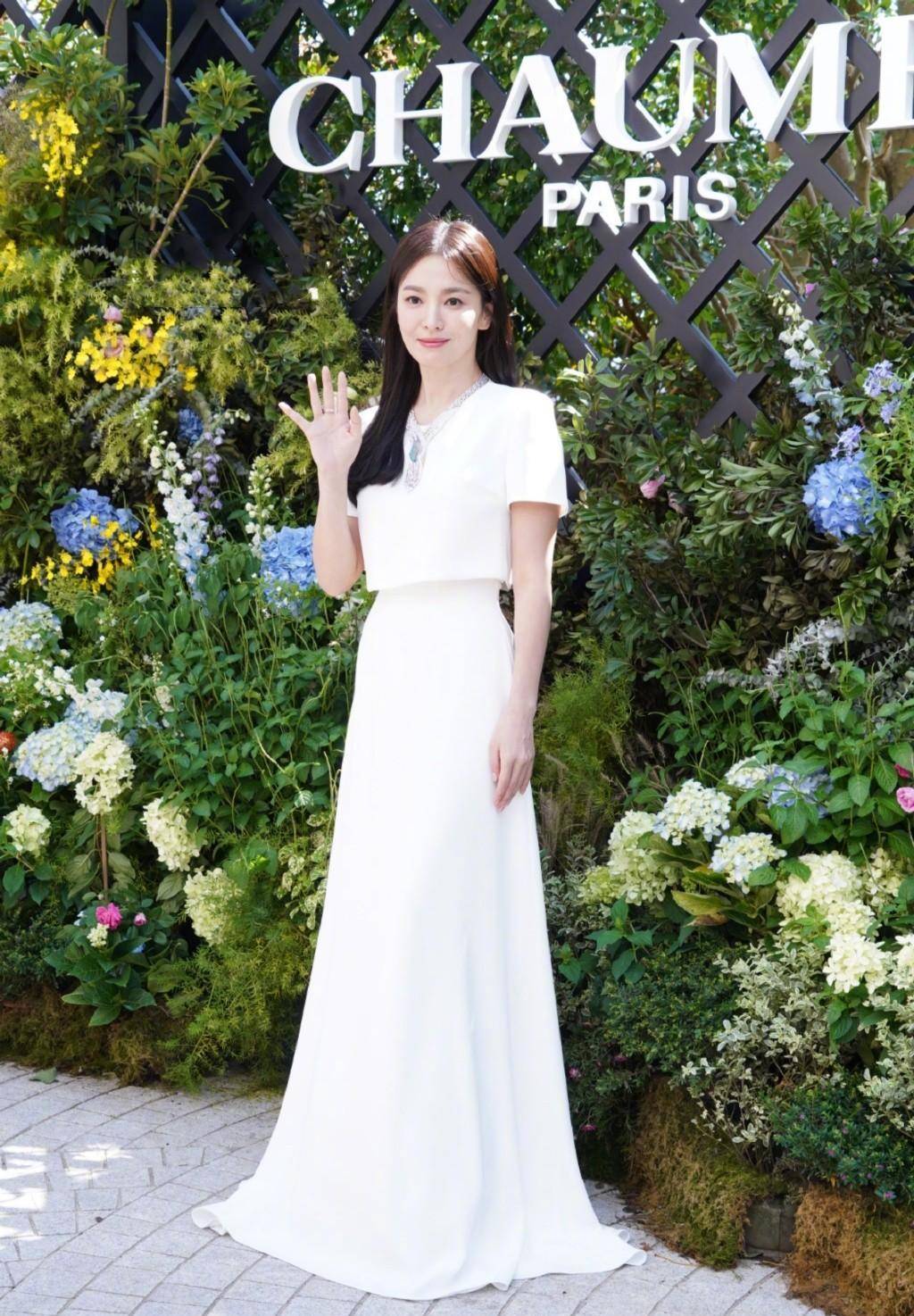 宋慧乔不愧为时尚潮流引领者,新造型穿出温柔优雅,时尚迷人范_白色