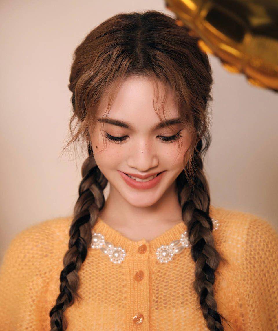 杨丞琳的双辫子可爱又别致,金色毛衣造型少女感十足
