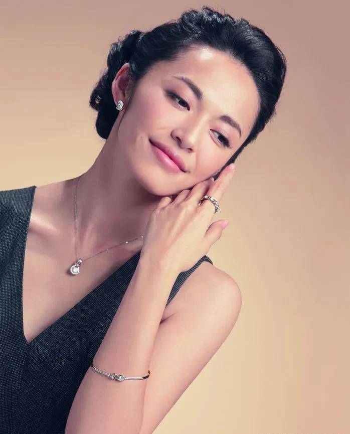 大嘴美女姚晨,笑得激情,张扬而又无所顾忌,简直是肆无忌惮_笑容_气质