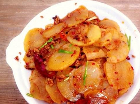 土豆和它才是“天生一对”，我家隔三差五必做，不放肉比肉还香！(图1)