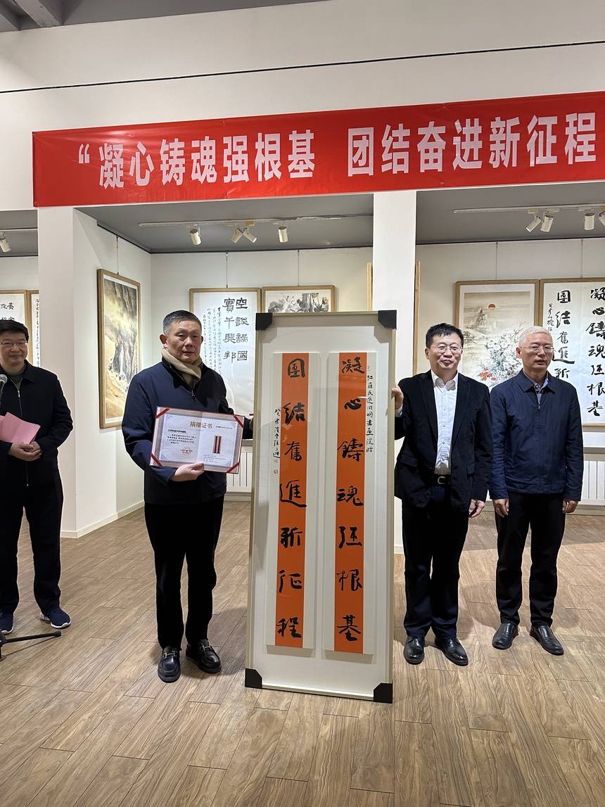 民进中央社会服务部部长刘文胜接受捐赠,并