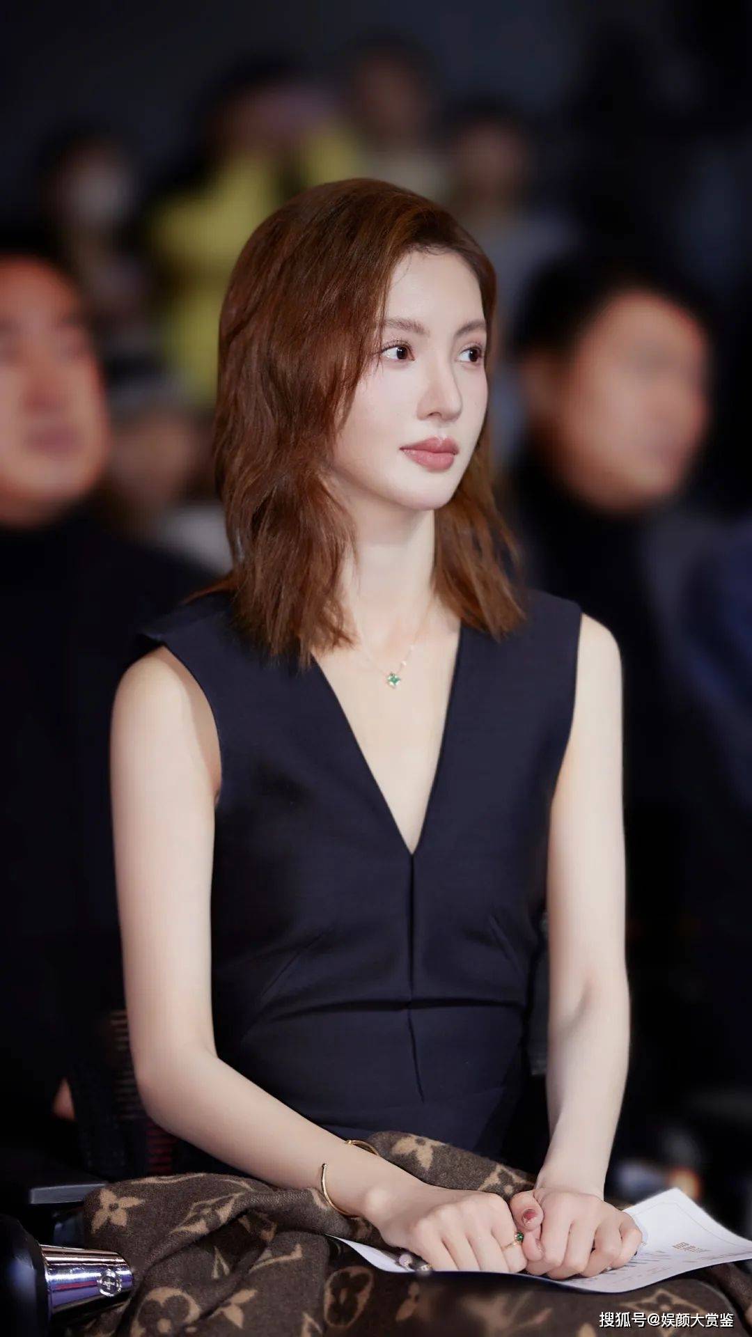 【金晨唯美写真】黑色v领短裙,甜美优雅,简约时尚_荣誉_造型_魅力