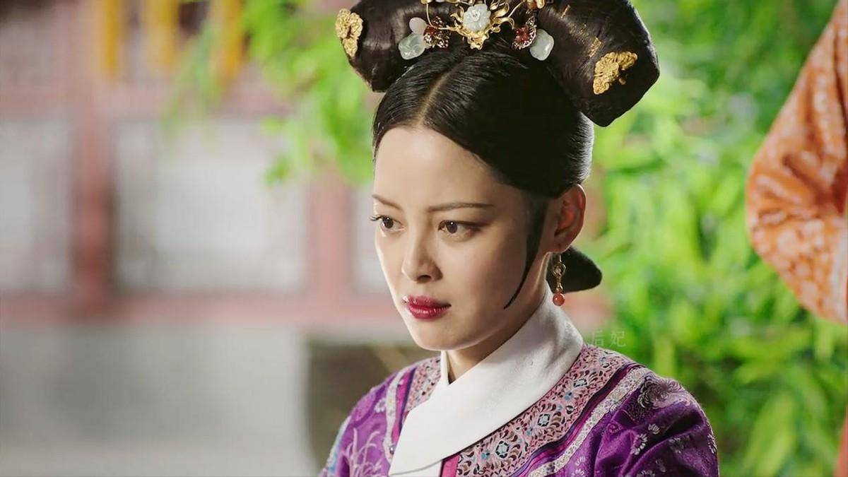 如懿派容嬷嬷送给金玉妍一副红玉髓耳坠.