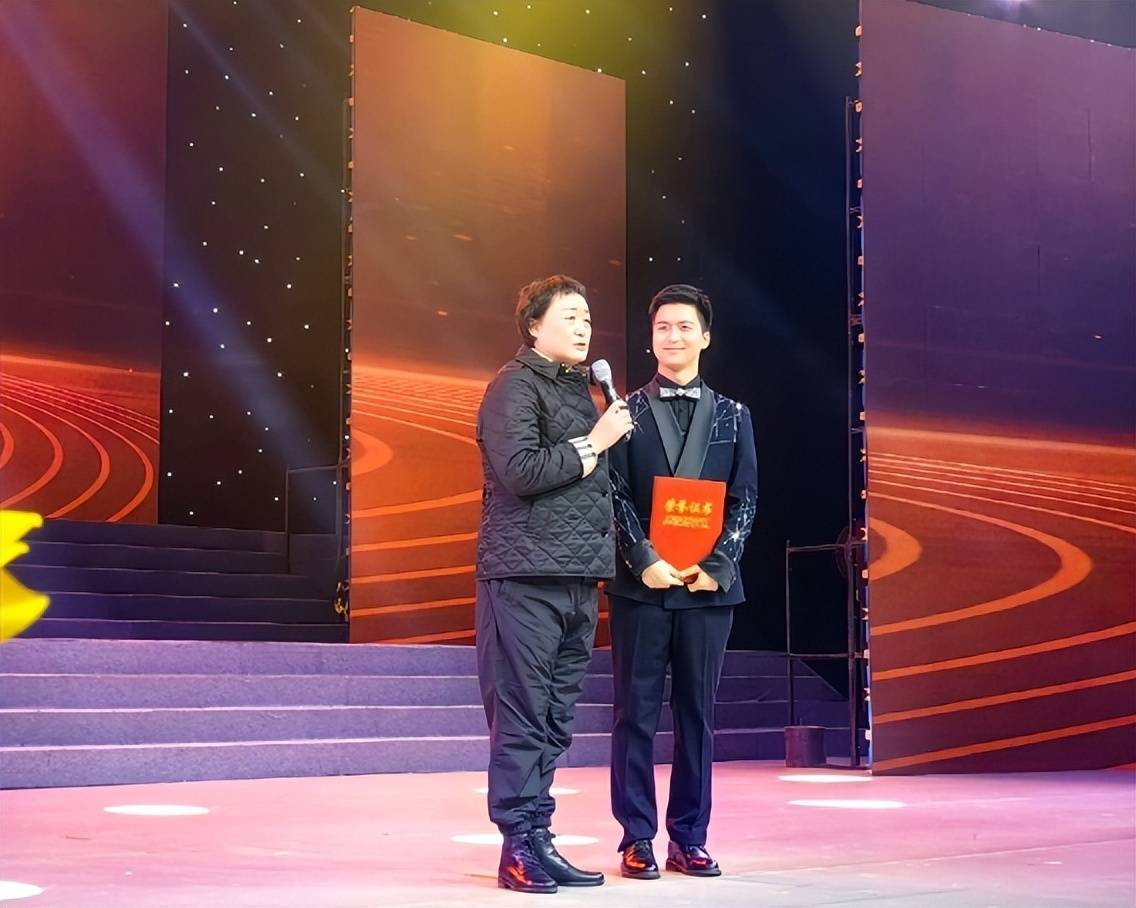 杨旭的开场白自我介绍说:"大家好我是传媒学院2019届毕业生!