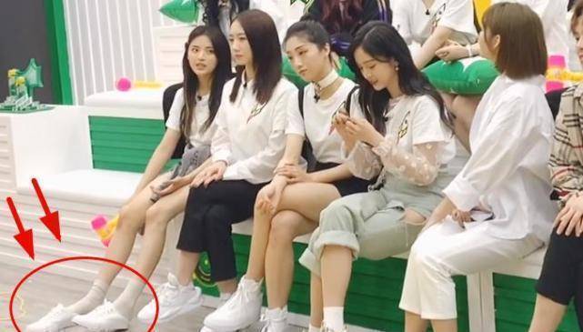 火箭少女录节目,yamy吴宣仪双c位,谁注意杨超越把鞋脱了?