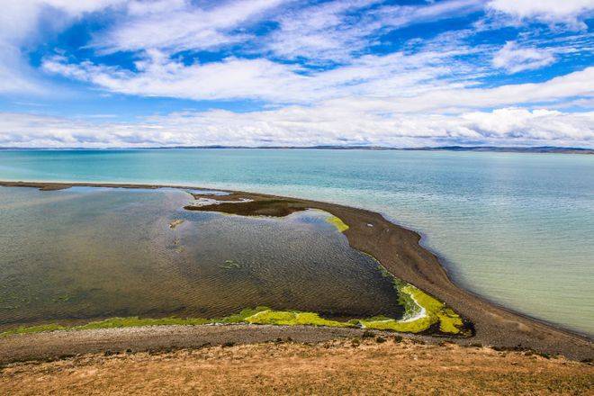 扎陵湖是黄河上游的大淡水湖,又称"查灵海",藏语意为白色长湖_玛多县