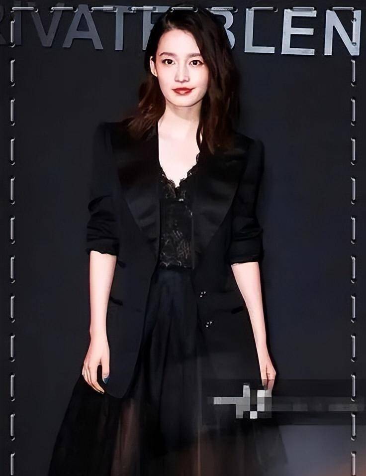 李沁穿深v连体衣大秀曲线 漫步展览尽显文艺气息,身材完美火辣!