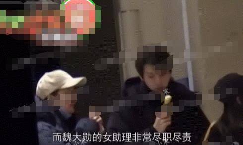 第3個則給了突然從背後出現的楊冪,之後還和魏大勳一起坐上了電梯,想